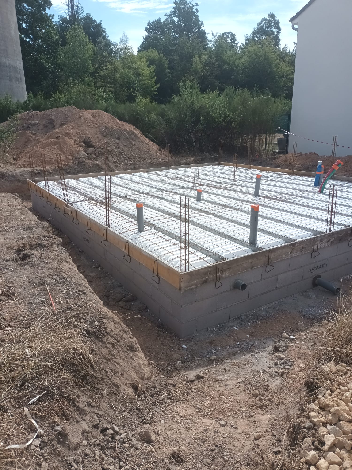 Structure en briques rouges avec dalle